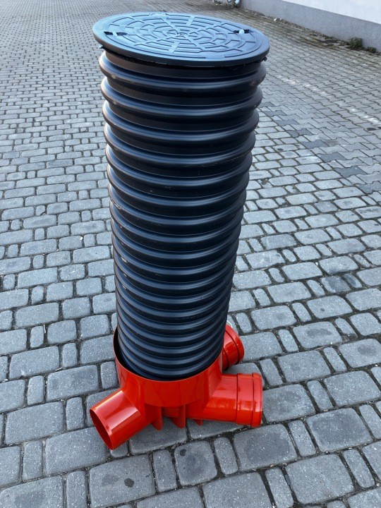 Zberná kanalizačná šachta 315/160 mm s rúrou Pipelife 1 m, tri vstupy a jeden výstup