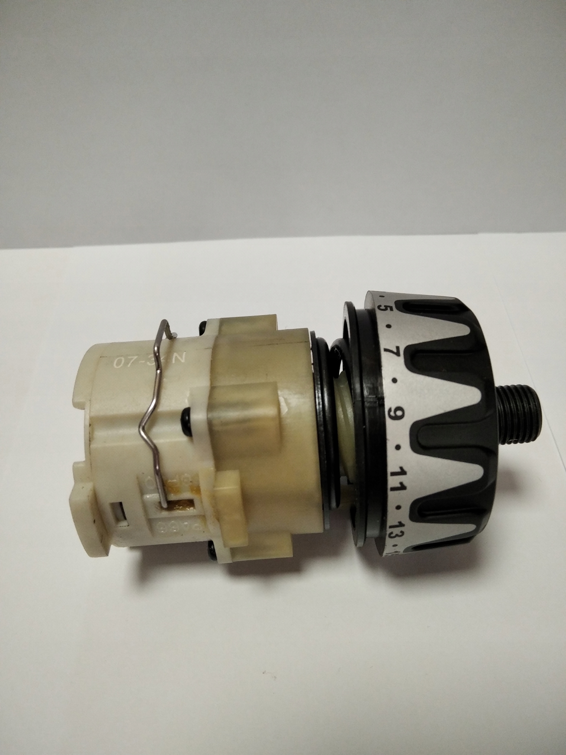 Motor - Bosch GBH 2-24 DF - čierny prepínač č. 4 Kód: 1 6